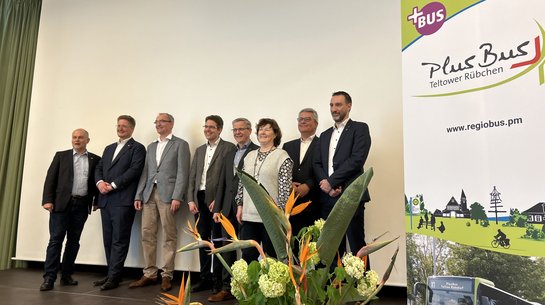 Pressefoto mit allen Teilnehmenden bei der Vorstellung der neuen PlusBus-Linien im Landkreis Teltow-Fläming und Potsdam-Mittelmark 