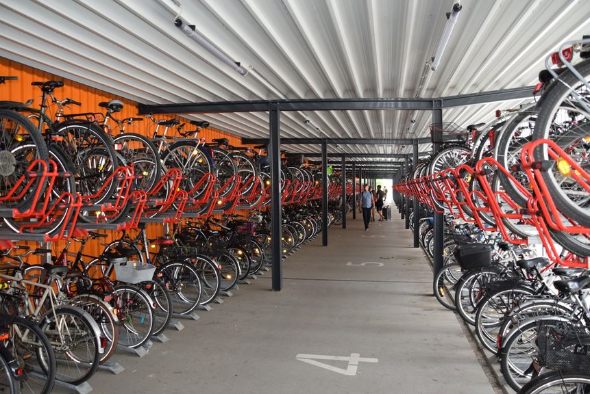 Abstellplätze im Inneren des Fahrradparkhauses Oranienburg.