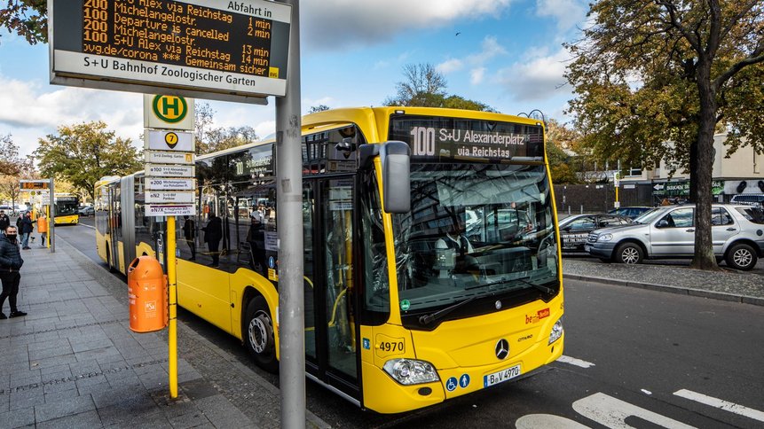 Das Foto zeigt einen Bus der BVG am Bahnhof Zoologischer Garten.