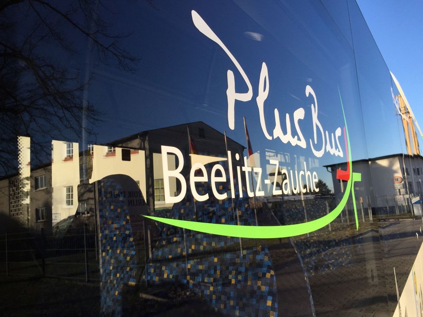 Logo des PlusBus Beelitz-Zauche auf einer Fensterscheibe eines PlusBusses