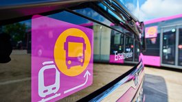 Ersatz Berlin – Hamburg Das Foto zeigt das Piktogramm für den Ersatzverkehr in Nahaufnahme, im Hintergrund einen Bus