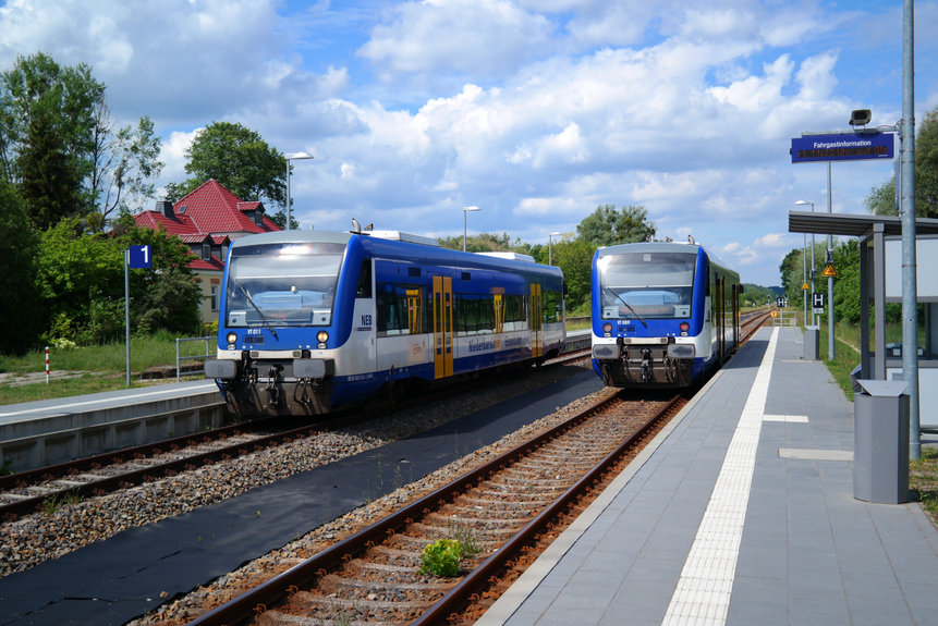 Das Foto zeigt Dieseltriebwagen des Typs "RegioShuttle" an zwei Bahnsteigen.