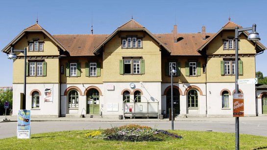 Das Bahnhofsgebäude von Leutkirch vor der Sanierung.