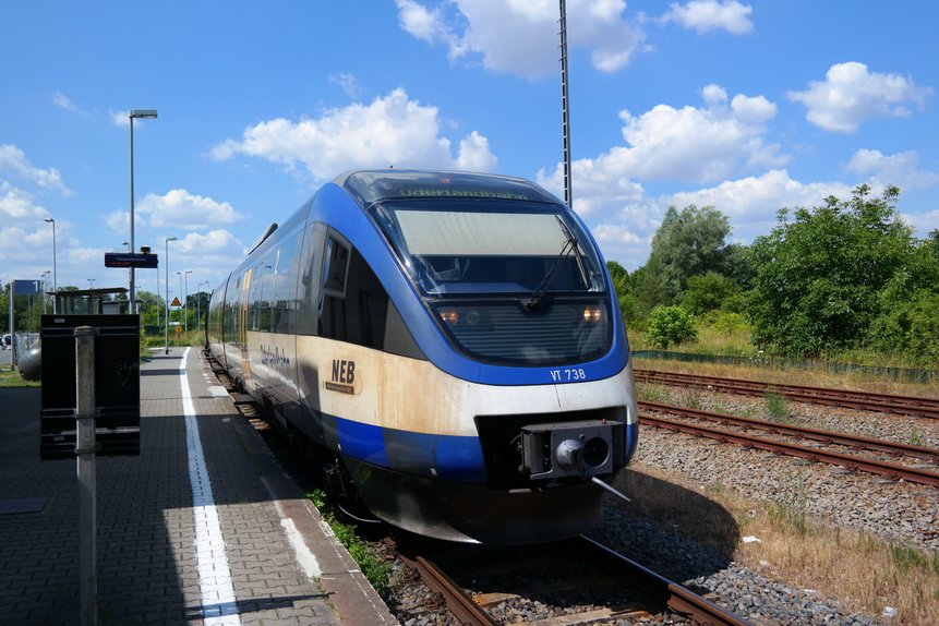 Das Foto zeigt einen Dieseltriebwagen des Typs "Talent" an einem Bahnsteig.