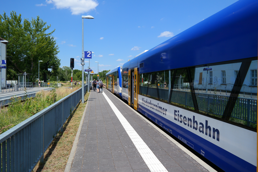 Das Foto zeigt Dieseltriebwagen des Typs "RegioShuttle" an einem Bahnsteig.