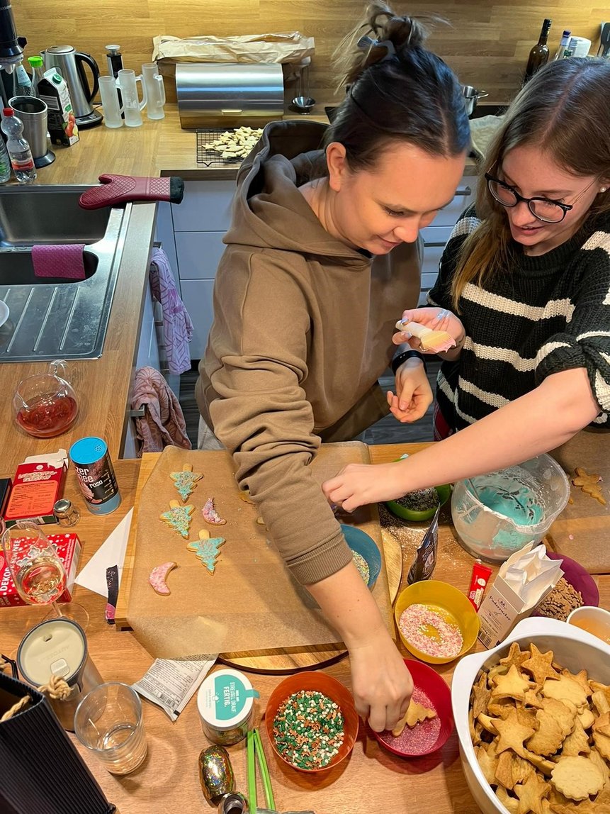 Unsere Azubis beim Backen in Vorbereitung auf die Weihnachtsfeier