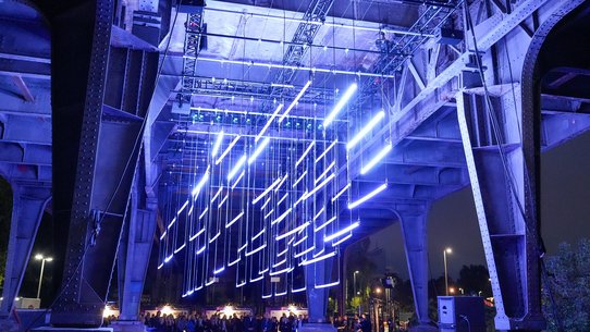 Lichtinstallation am Stahlviadukt der Siemensbahn