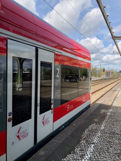 Kulturzug am Bahnsteig seitlich fotografiert (Türen)