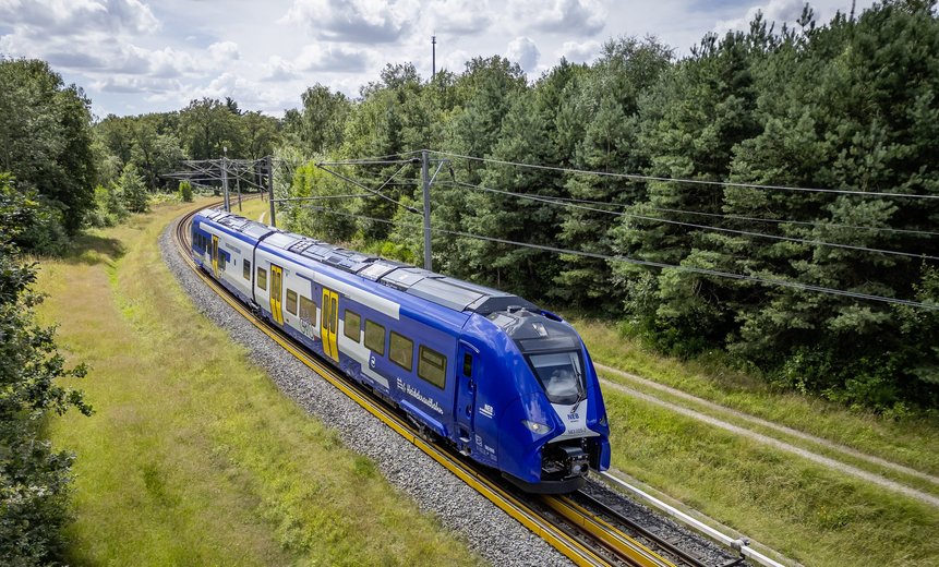 Ein Mireo Plus H-Zug von außen betrachtet, hier fahrend durch einen Wald