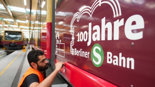 S-Bahn mit Aufdruck "100 Jahre Berliner S-Bahn"