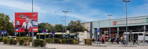 Bahnhof Südkreuz mit VBB Kampagnenmotiv auf Plakatwand