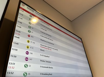 Das Foto zeigt einen Bildschirm, der die nächsten Abfahrten von einer Haltestelle anzeigt.