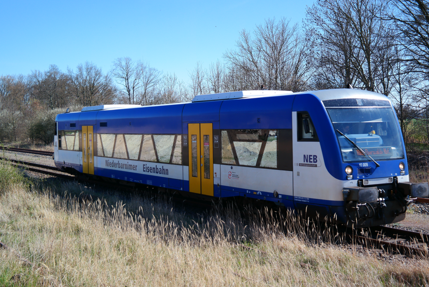 Das Foto zeigt einen Dieseltriebwagen des Typs "RegioShuttle" auf einer Bahnstrecke.