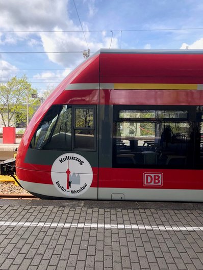 Roter Zug mit neuer runden Beklebung an der Zugspitze (auf deutsch)