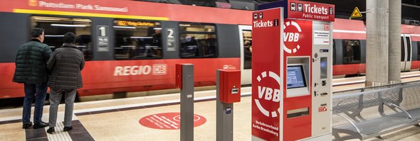 Regionalbahn mit VBB-Ticketautomat am BER-Bahnhof