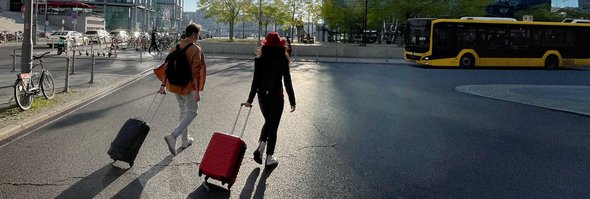 Pärchen mit Koffern vor Berliner Hauptbahnhof